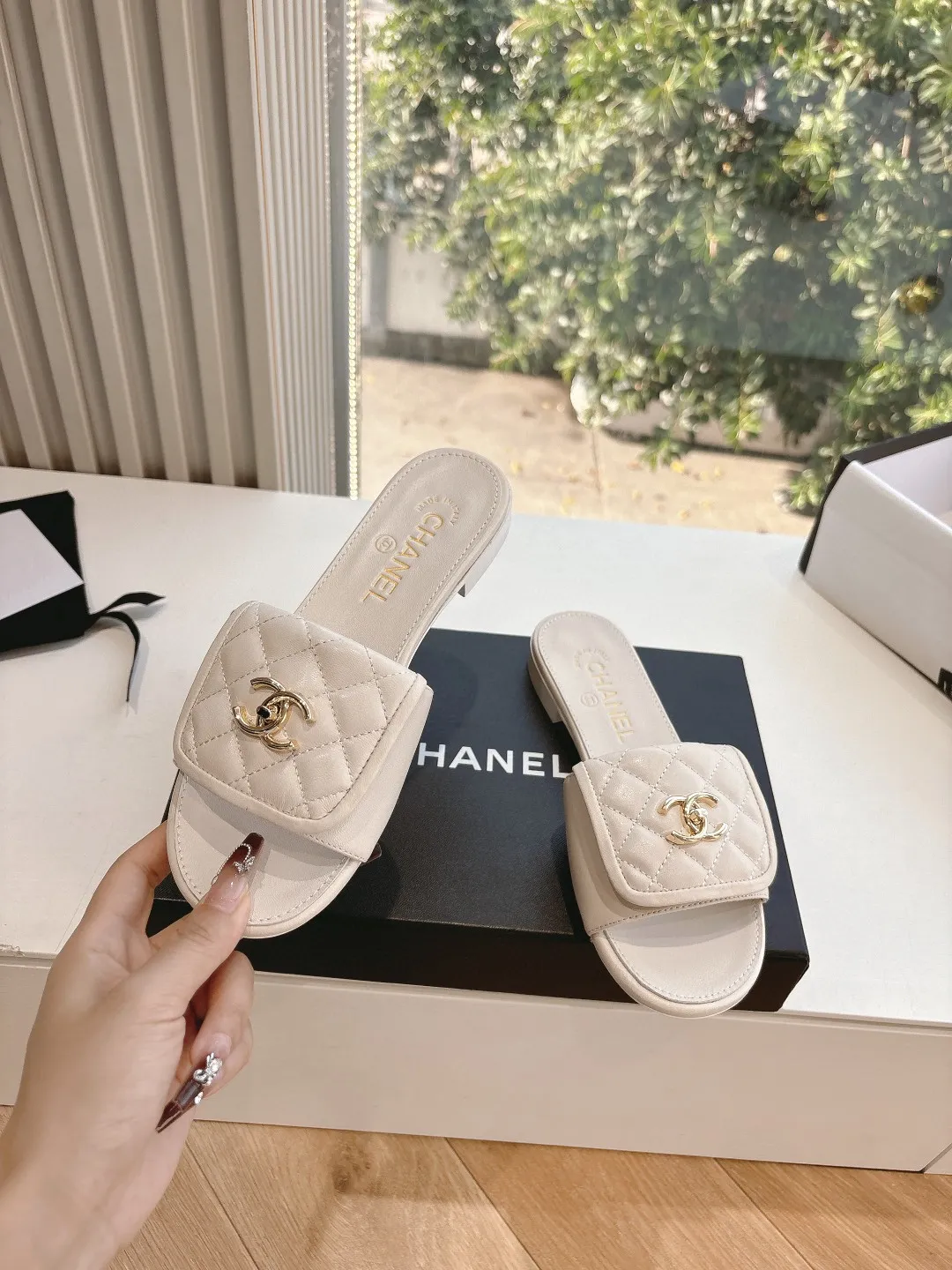 👟👟Ex-factory price 500👟👟 💖💖CHANEL Chanel's most popular flat-soled rhombus slippers. The counters are crazy. The photos are popular on all major social platforms. This catwalk style is absolutely too handsome. It is definitely the most popular style this season. The fairies at the counter are really knowledgeable. They don't get stuck or rub your feet. The texture is very soft and comfortable on the feet. Super versatile. 1⃣️Material: cowhide 2⃣️Inner lining: Environmentally friendly imported sheepskin lining 3⃣️Outsole: Genuine leather bottom 4⃣️Code number: 35-39 (40.41. Customized)